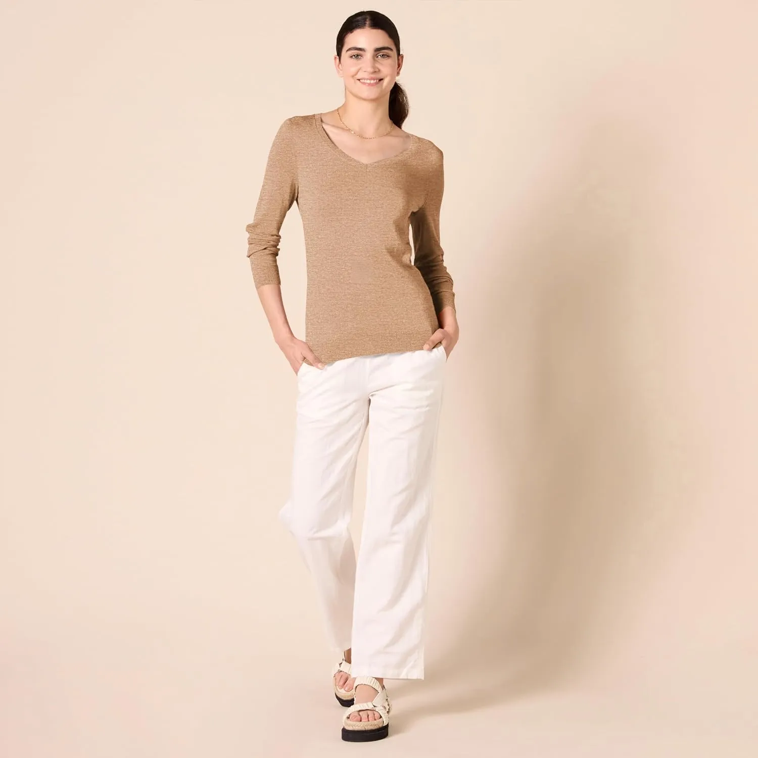 Amazon Essentials Women's Classic-Fit Lightweight Long-Sleeve V-Neck Sweater (Available in Plus Size)