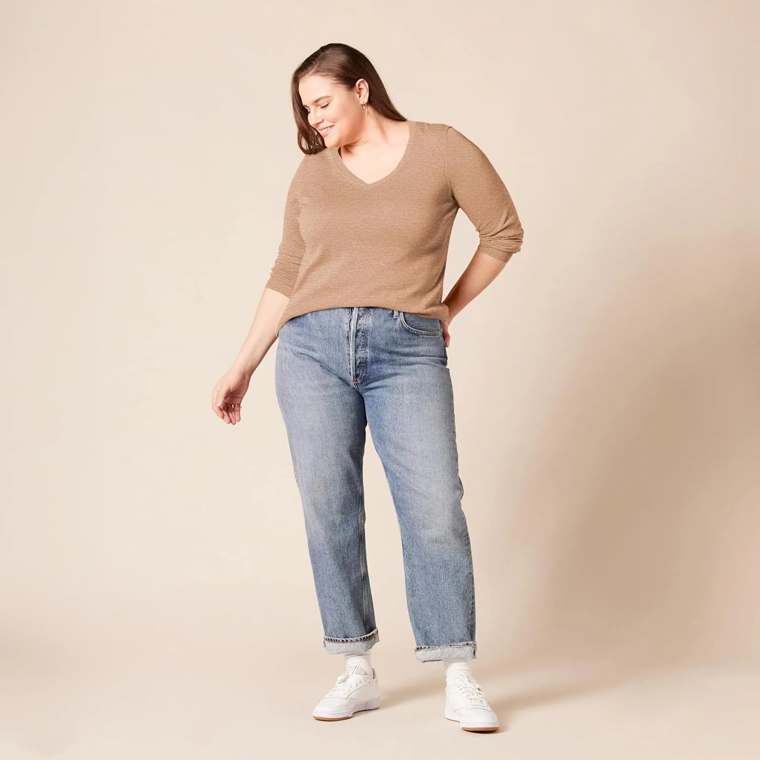 Amazon Essentials Women's Classic-Fit Lightweight Long-Sleeve V-Neck Sweater (Available in Plus Size)